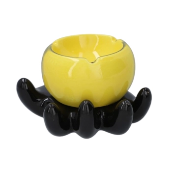Żółta Ceramiczna Popielniczka Buźka z Uśmiechem  na Czarnej Dłoni