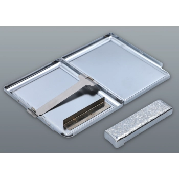 Papierośnica z Wbudowaną Zapalniczką Płomieniową i Czterema Kociętami