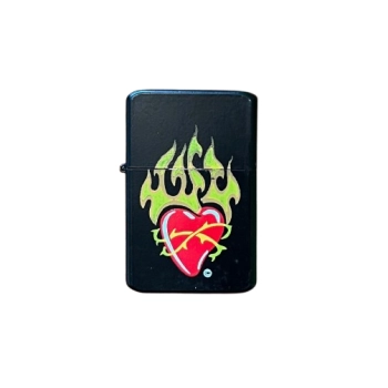 Czarna Zapalniczka Benzynowa z Czerwonym Sercem w Zielonym Płomieniu