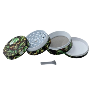 Grinder Młynek do Tytoniu Czaszka Otoczona Liśćmi Konopi i Pąkami