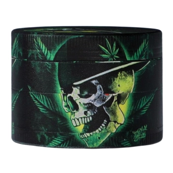 Grinder Młynek do Tytoniu Zielona Czaszka w Czapce, Liście Konopi w Tle