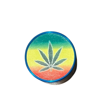 Niebieski Grinder Młynek do Tytoniu z Zielonym Liściem Marihuany na Tle Rasta