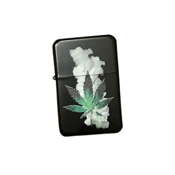 Czarna Zapalniczka Benzynowa z Listkiem Marihuany i Dymem w Tle Atomic