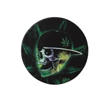 Grinder Młynek do Tytoniu Zielona Czaszka w Czapce, Liście Konopi w Tle